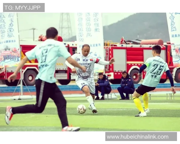 足球明星亲密互动瞬间揭秘友谊与竞争交织的场景